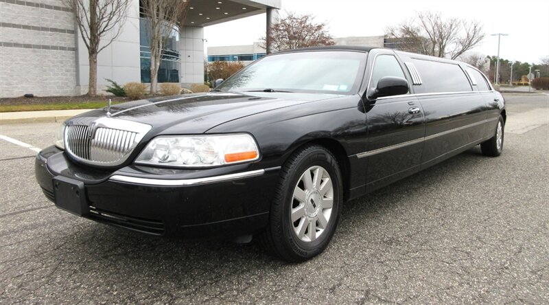 2003 Lincoln Town Car Executive  Limousine