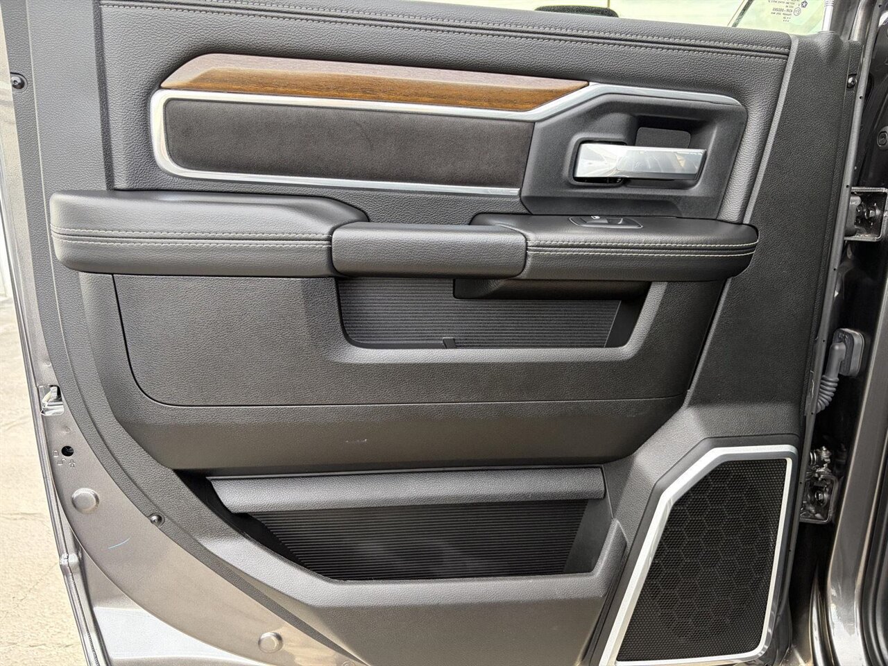 2024 RAM 2500 Laramie   - Photo 18 - Victorville, CA 92392