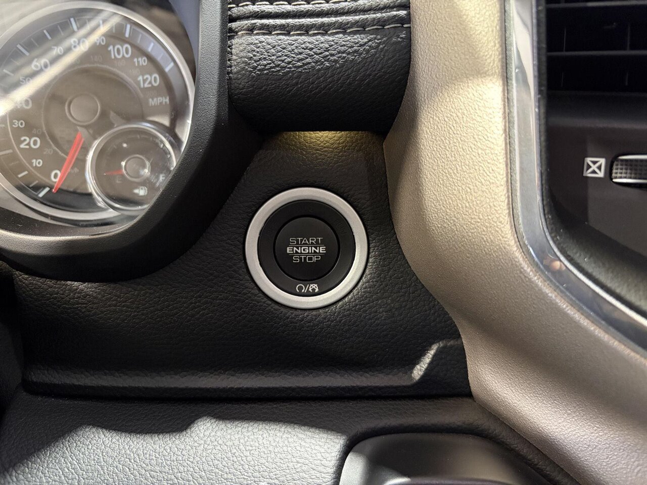 2019 RAM 1500 Laramie   - Photo 16 - Victorville, CA 92392