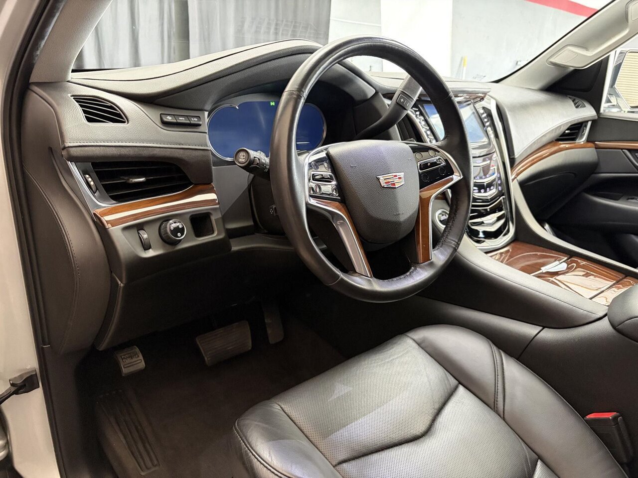 2020 Cadillac Escalade Luxury   - Photo 14 - Victorville, CA 92392