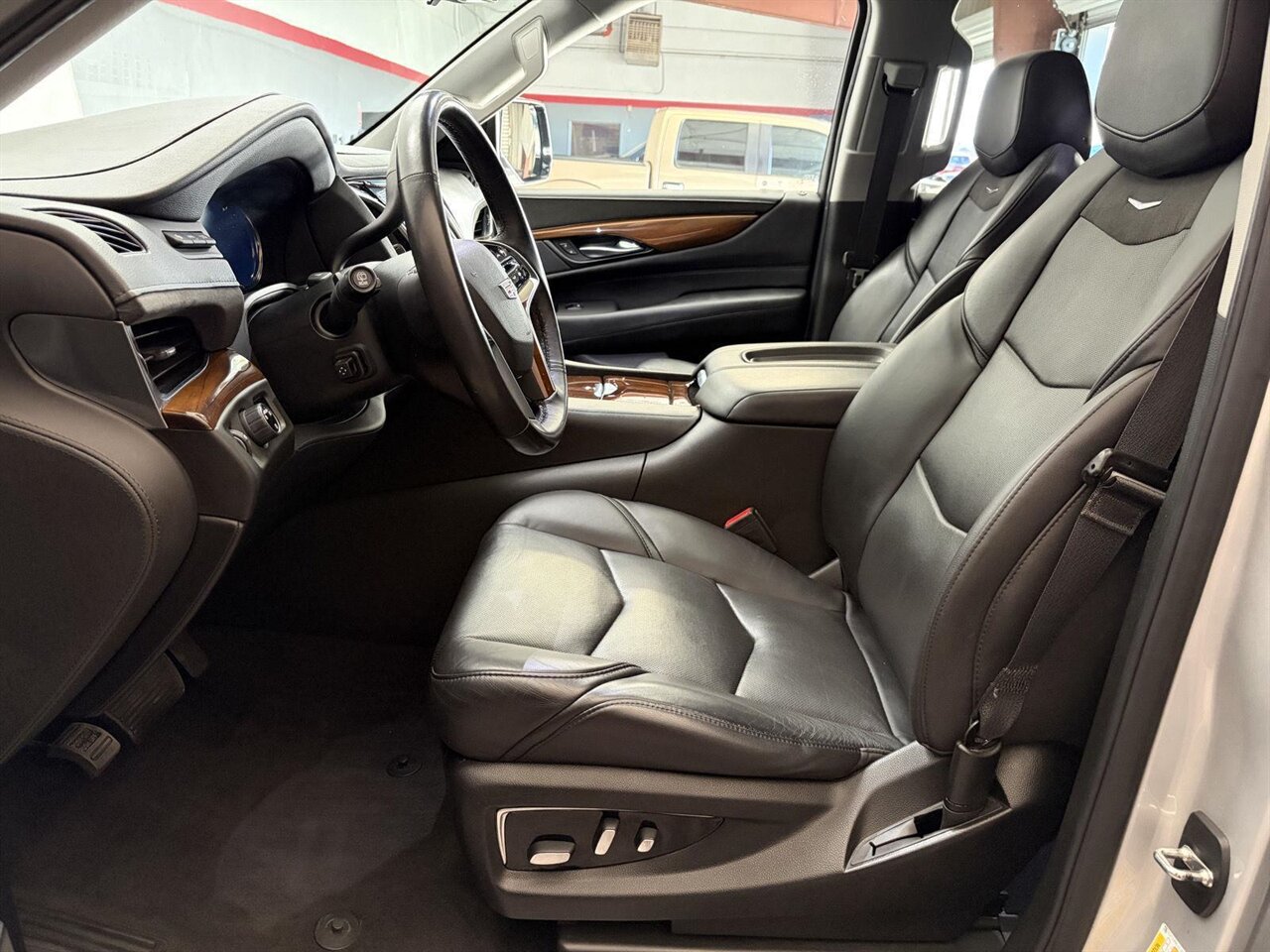 2020 Cadillac Escalade Luxury   - Photo 15 - Victorville, CA 92392