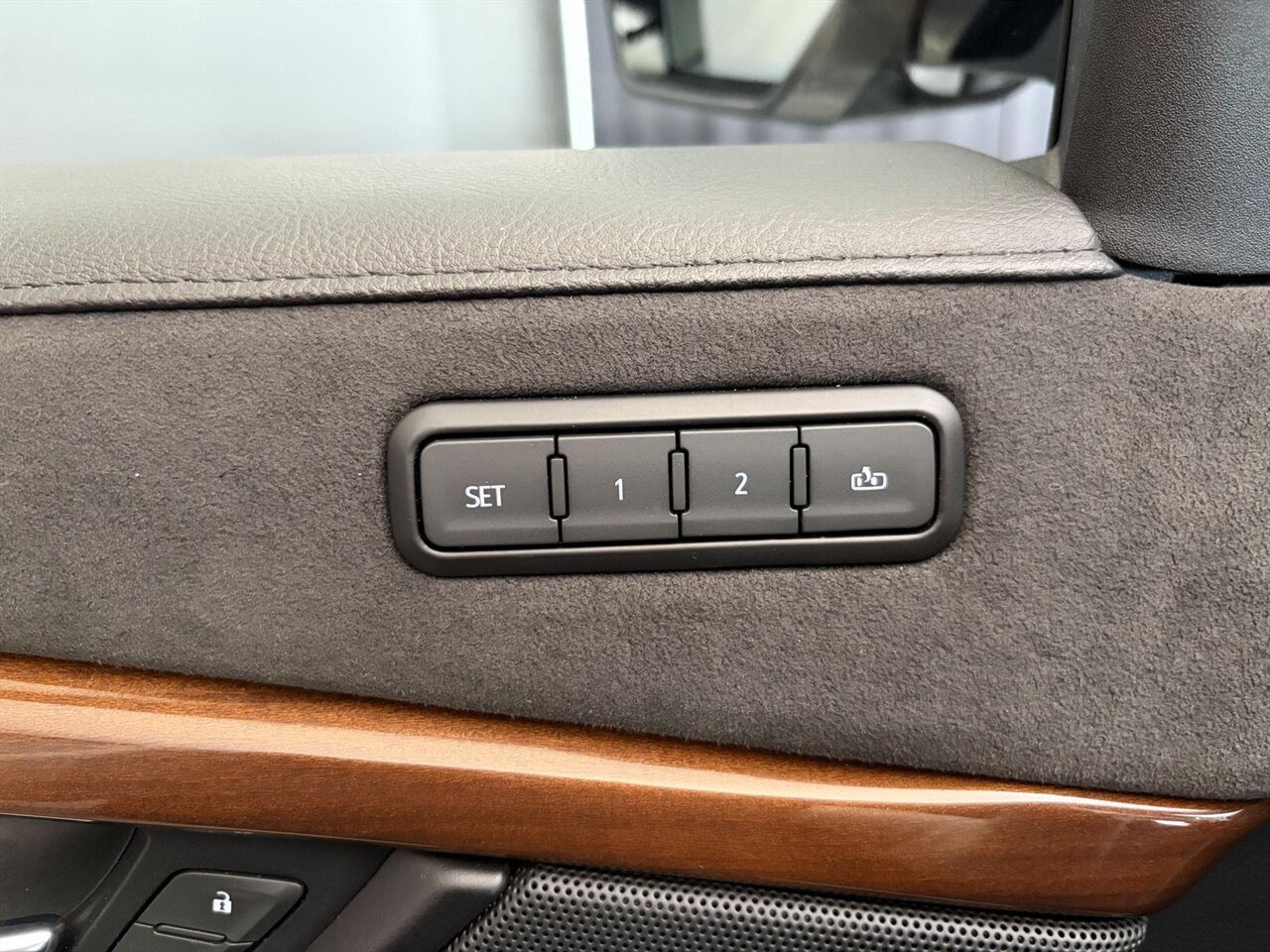 2020 Cadillac Escalade Luxury   - Photo 19 - Victorville, CA 92392