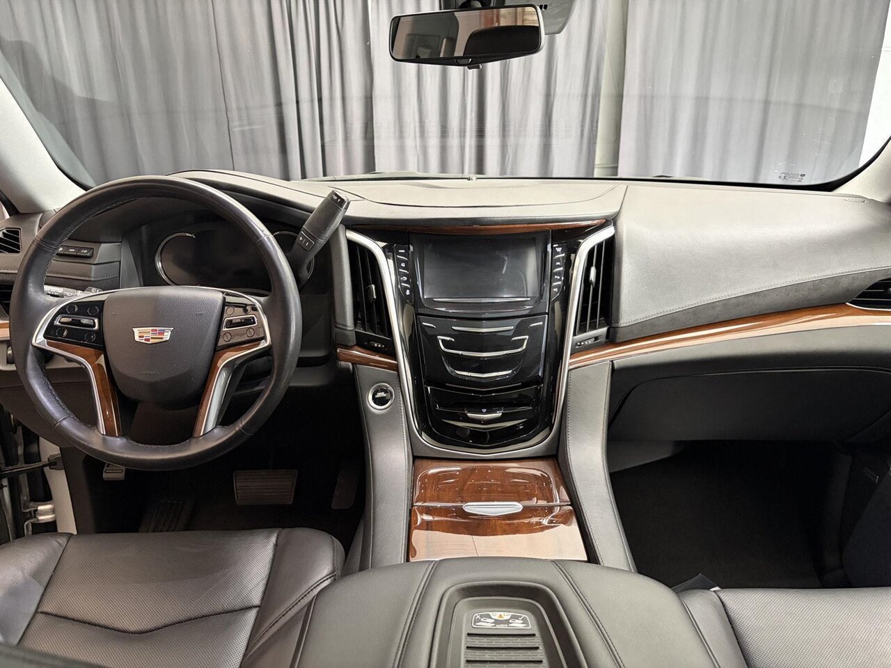 2020 Cadillac Escalade Luxury   - Photo 3 - Victorville, CA 92392