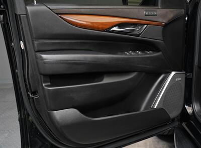 2020 Cadillac Escalade Luxury   - Photo 16 - Victorville, CA 92392