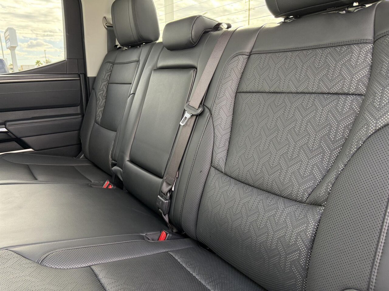 2022 Toyota Tundra Limited   - Photo 22 - Victorville, CA 92392