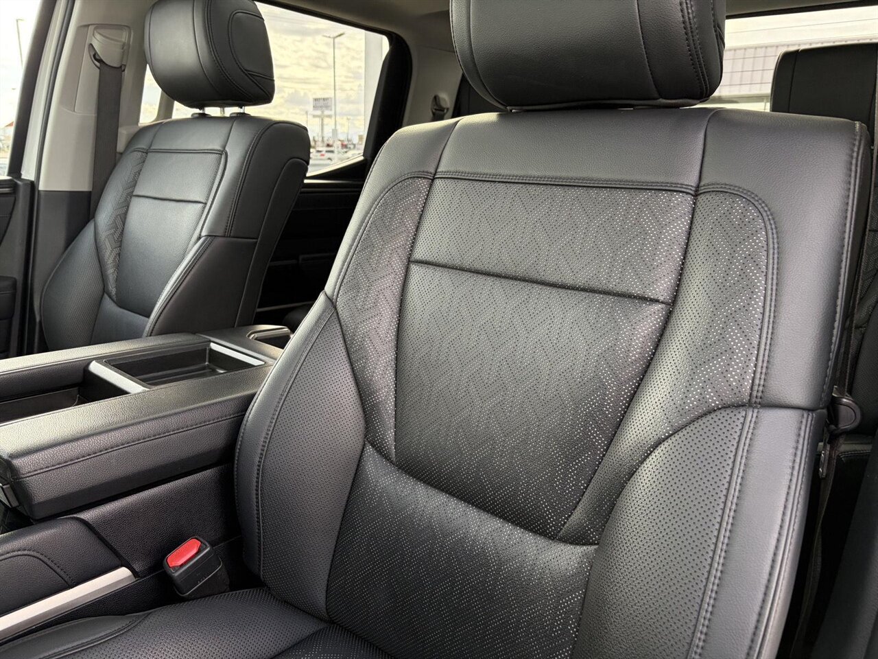 2022 Toyota Tundra Limited   - Photo 14 - Victorville, CA 92392