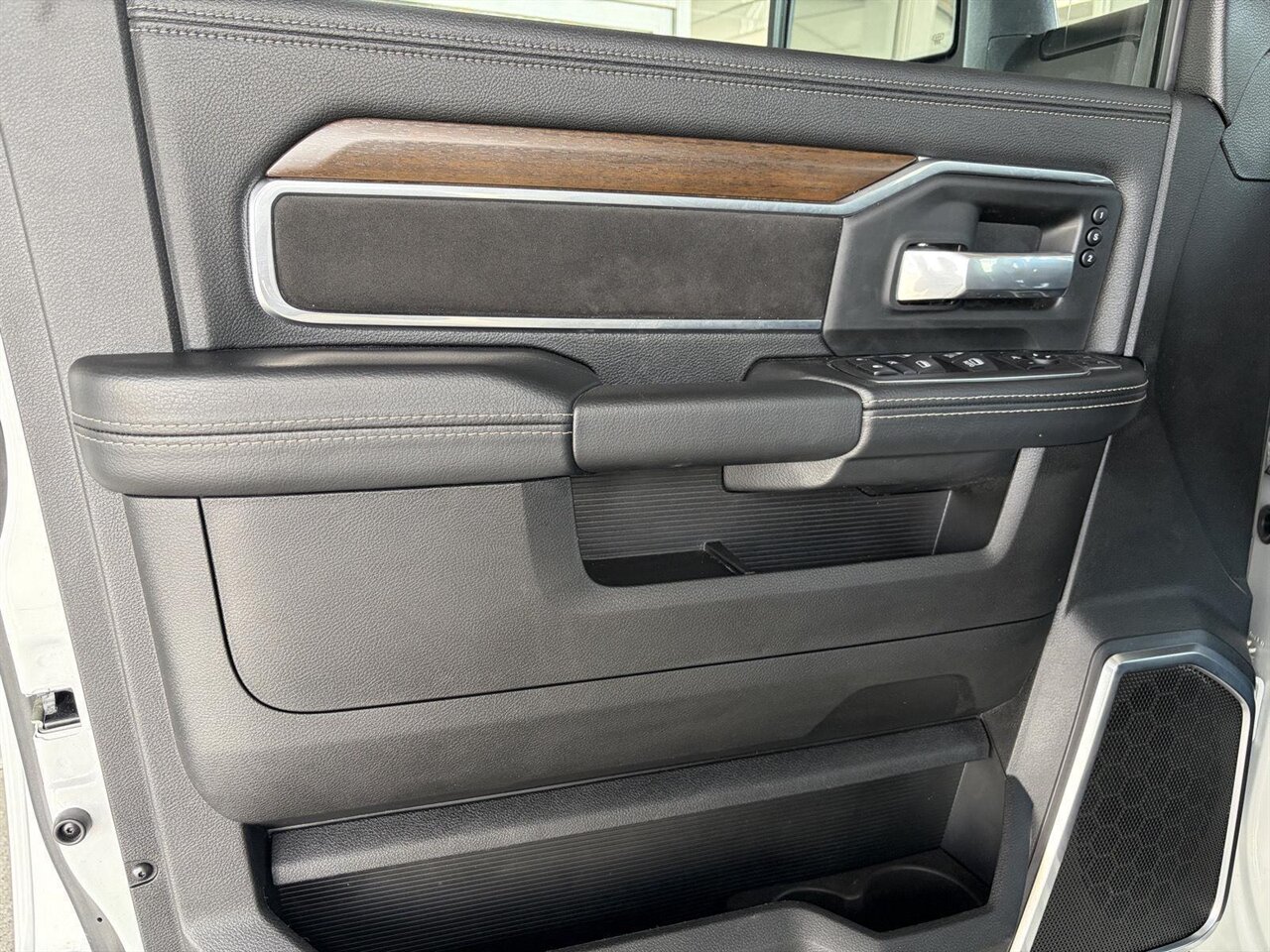 2024 RAM 2500 Laramie   - Photo 10 - Victorville, CA 92392