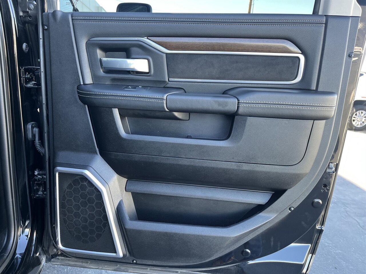 2024 RAM 2500 Laramie   - Photo 34 - Victorville, CA 92392