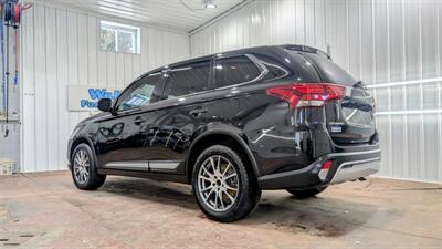 2020 Mitsubishi Outlander ES  AWD - Photo 3 - Butler, PA 16001