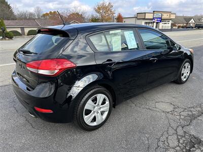2016 Kia Forte5 LX   - Photo 5 - Butler, PA 16001