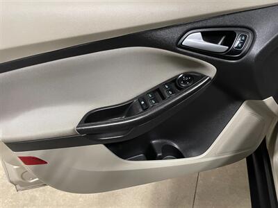 2018 Ford Focus SE   - Photo 21 - Saint Louis, MI 48880-9800