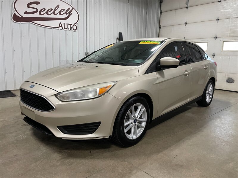 2018 Ford Focus SE   - Photo 1 - Saint Louis, MI 48880-9800