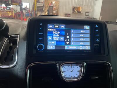 2015 Chrysler Town and Country Touring-L - Photo 11 - Saint Louis, MI 48880-9800