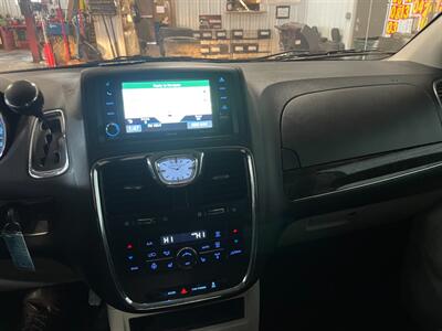 2015 Chrysler Town and Country Touring-L - Photo 14 - Saint Louis, MI 48880-9800