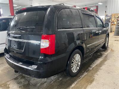 2015 Chrysler Town and Country Touring-L - Photo 6 - Saint Louis, MI 48880-9800
