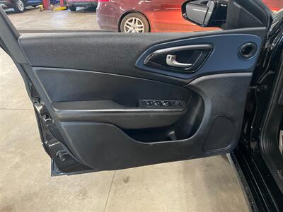 2015 Chrysler 200 S - Photo 20 - Saint Louis, MI 48880-9800