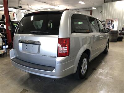 2010 Chrysler Town & Country LX   - Photo 6 - Saint Louis, MI 48880-9800