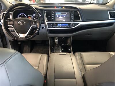 2018 Toyota Highlander XLE - Photo 4 - Saint Louis, MI 48880-9800