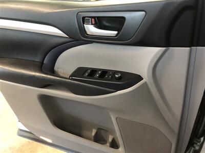 2018 Toyota Highlander XLE - Photo 11 - Saint Louis, MI 48880-9800