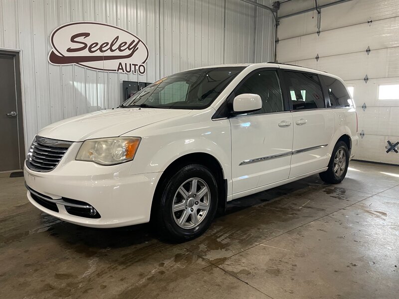 2013 Chrysler Town and Country Touring   - Photo 1 - Saint Louis, MI 48880-9800
