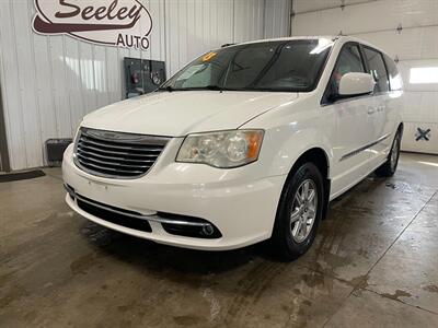 2013 Chrysler Town and Country Touring   - Photo 2 - Saint Louis, MI 48880-9800