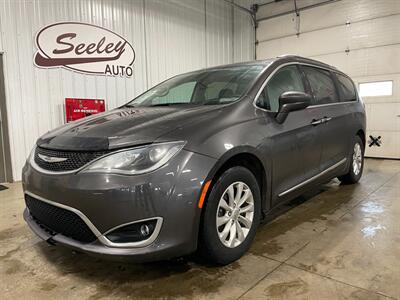 2019 Chrysler Pacifica Touring L   - Photo 2 - Saint Louis, MI 48880-9800