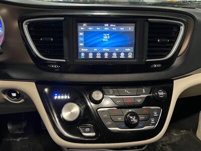 2019 Chrysler Pacifica Touring L   - Photo 13 - Saint Louis, MI 48880-9800