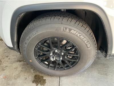 2017 Jeep Grand Cherokee Laredo   - Photo 20 - Saint Louis, MI 48880-9800