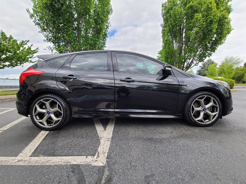 2013 Ford Focus ST 2 / 6-SPEED / TURBO / RECARO SEATS / MOON ROOF  / HATCHBACK / MANUAL TRANSMISSION / ECOBOOST / VERY SHARP & CLEAN - Photo 4 - Portland, OR 97217