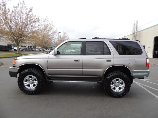 2001 Toyota 4Runner SR5 / 4X4 / Sunroof / 6Cyl / LIFTED LIFTED   - Photo 3 - Portland, OR 97217