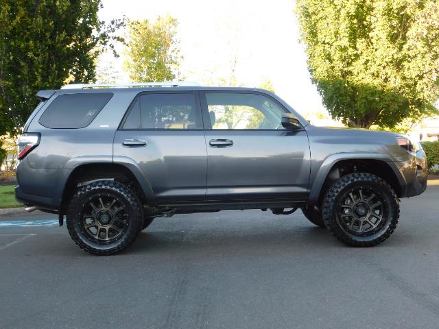 2016 Toyota 4Runner SR5 / 4WD / Sport Utility / LIFTED LIFTED   - Photo 4 - Portland, OR 97217