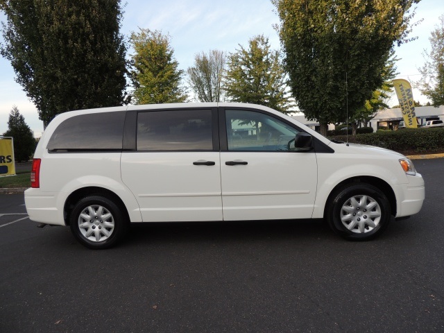 2008 Chrysler Town & Country LX   - Photo 4 - Portland, OR 97217