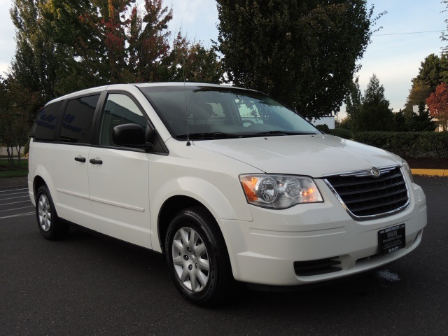 2008 Chrysler Town & Country LX   - Photo 2 - Portland, OR 97217
