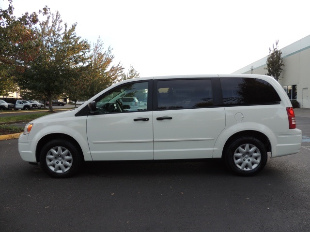 2008 Chrysler Town & Country LX   - Photo 3 - Portland, OR 97217
