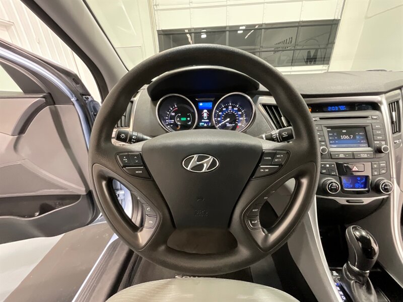2014 Hyundai SONATA Hybrid   - Photo 40 - Gladstone, OR 97027