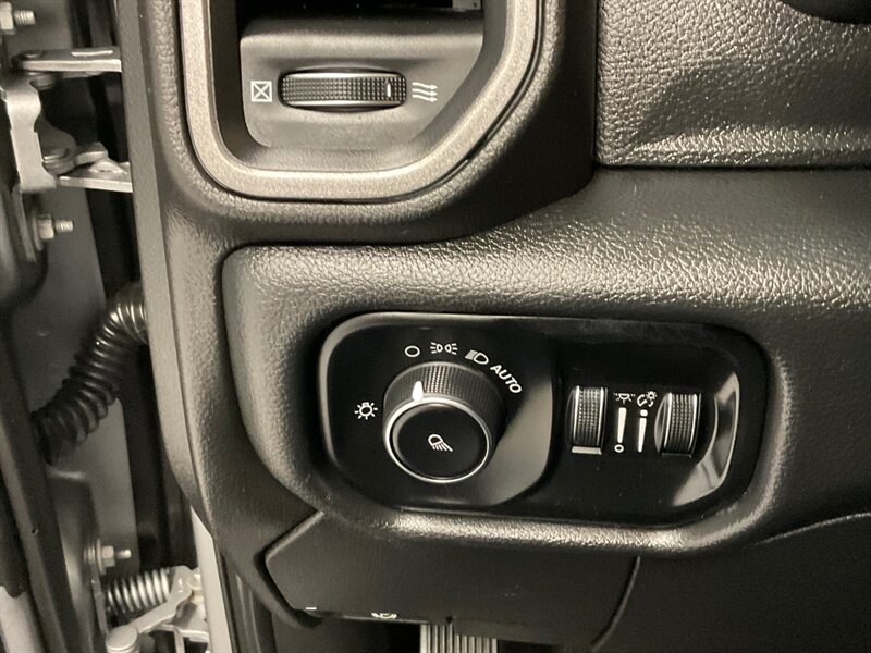 2019 RAM 3500 Tradesman 4x4 / 6.7L DIESEL /DUALLY / AISIN TRANNY  / Long bed / DUALLY / Leather Seats / AISIN Transmission - Photo 42 - Gladstone, OR 97027