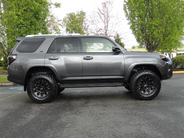 2016 Toyota 4Runner SR5 / 4X4 / Navigation / LIFTED / ONLY 12K MILES   - Photo 4 - Portland, OR 97217