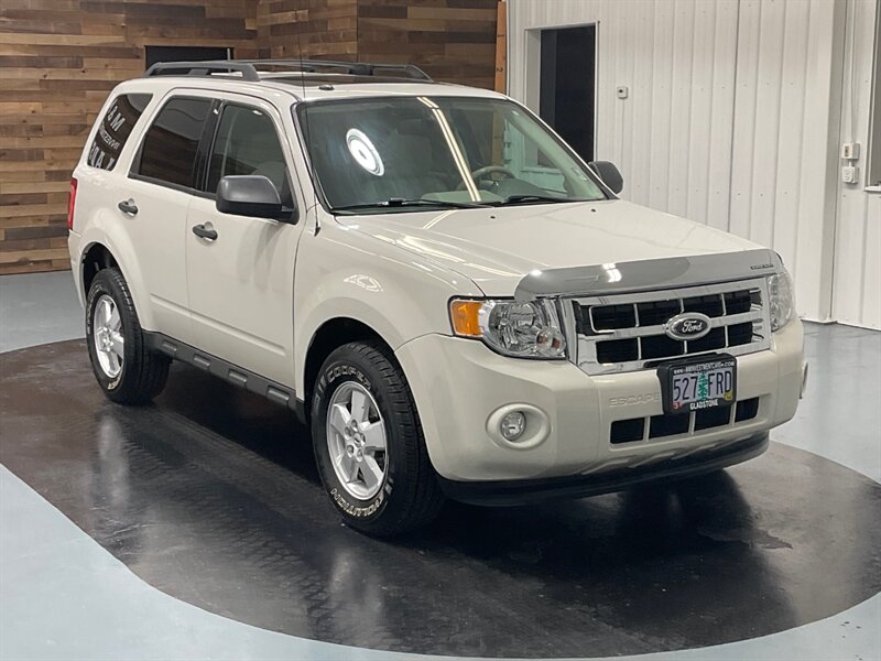 2012 Ford Escape XLT 4X4 / 2.5L 4Cyl / Leather Heated / 61,000 MILE  / Sunroof / LOCAL - Photo 2 - Gladstone, OR 97027