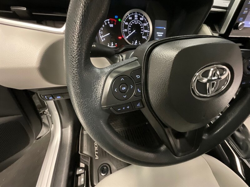 2020 Toyota Corolla LE Sedan / 1.8l 4Cyl / 1-OWNER / 9,000 MILES  / Backup Camera / Lane Departure Alert / LIKE NEW CONDITION !! - Photo 21 - Gladstone, OR 97027