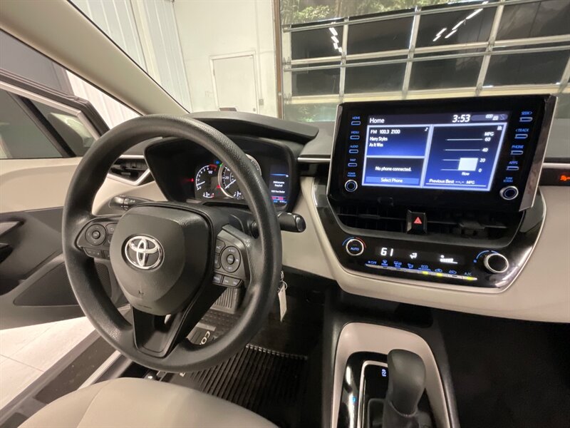 2020 Toyota Corolla LE Sedan / 1.8l 4Cyl / 1-OWNER / 9,000 MILES  / Backup Camera / Lane Departure Alert / LIKE NEW CONDITION !! - Photo 17 - Gladstone, OR 97027