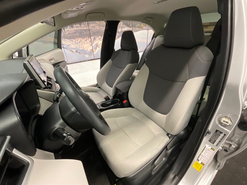 2020 Toyota Corolla LE Sedan / 1.8l 4Cyl / 1-OWNER / 9,000 MILES  / Backup Camera / Lane Departure Alert / LIKE NEW CONDITION !! - Photo 10 - Gladstone, OR 97027
