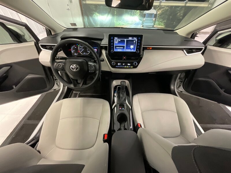 2020 Toyota Corolla LE Sedan / 1.8l 4Cyl / 1-OWNER / 9,000 MILES  / Backup Camera / Lane Departure Alert / LIKE NEW CONDITION !! - Photo 15 - Gladstone, OR 97027