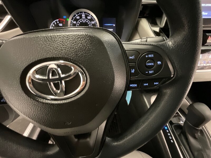 2020 Toyota Corolla LE Sedan / 1.8l 4Cyl / 1-OWNER / 9,000 MILES  / Backup Camera / Lane Departure Alert / LIKE NEW CONDITION !! - Photo 22 - Gladstone, OR 97027