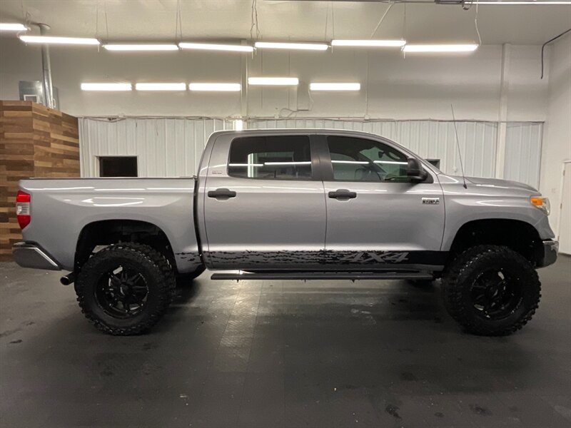 2014 Toyota Tundra SR5 CrewMax 4X4 / 5.7L/ LIFTED w/ NEW 37 " TIRES  LIFTED w/ NEW 37 " MUD TIRES & 20 " WHEELS / SHARP & CLEAN !!! - Photo 4 - Gladstone, OR 97027