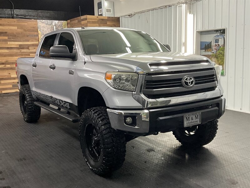 2014 Toyota Tundra SR5 CrewMax 4X4 / 5.7L/ LIFTED w/ NEW 37 " TIRES  LIFTED w/ NEW 37 " MUD TIRES & 20 " WHEELS / SHARP & CLEAN !!! - Photo 2 - Gladstone, OR 97027