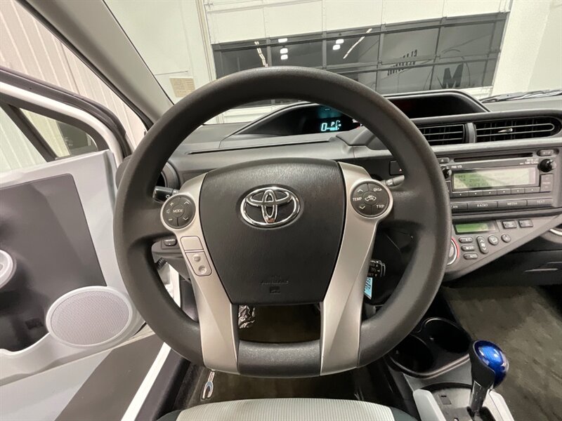 2014 Toyota Prius c One photo