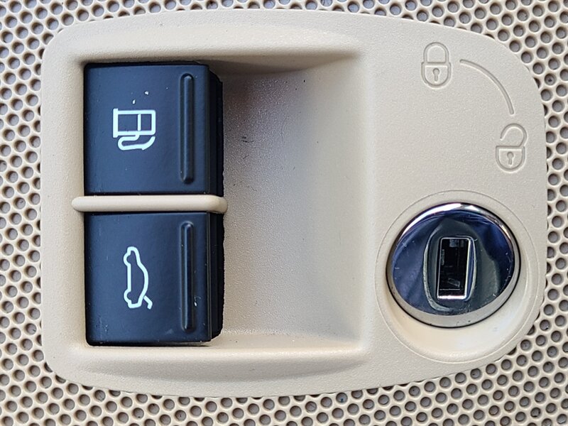 2015 Volkswagen CC 2.0T R-LINE / TURBO / LEATHER / NAVi / 54k MILES / 2-TONE HEATED SEATS / FRESH TRADE / VERY LOW MILES - Photo 43 - Portland, OR 97217