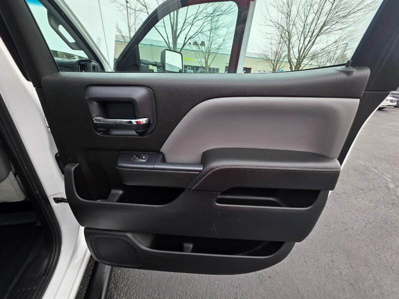 2015 Chevrolet Silverado 3500 FLAT BED DUALLY 4X4 6.6L DURAMAX DIESEL 39K MILES / LONG BED / 1-TON / ALLISON / LOW MILES - Photo 32 - Portland, OR 97217