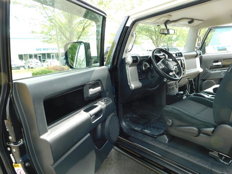 2007 Toyota FJ Cruiser SR5 4Dr / 4x4 / Rear Diff Locks / 33 " MUD / LIFTED - Photo 40 - Portland, OR 97217