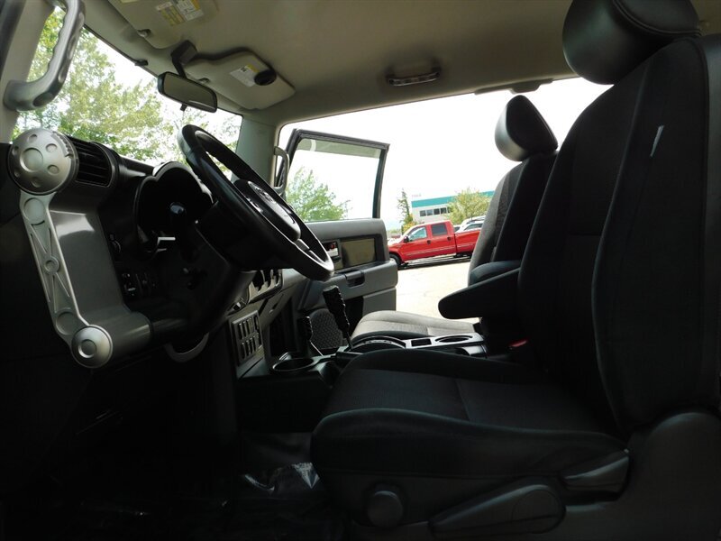 2007 Toyota FJ Cruiser SR5 4Dr / 4x4 / Rear Diff Locks / 33 " MUD / LIFTED - Photo 13 - Portland, OR 97217